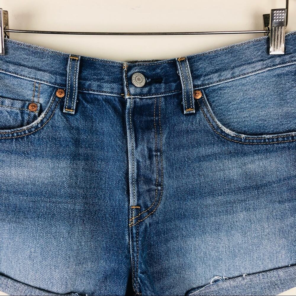 Levi’s blue 501 button fly medium wash cuffed raw hem denim jean shorts 27 - Picture 2 of 9